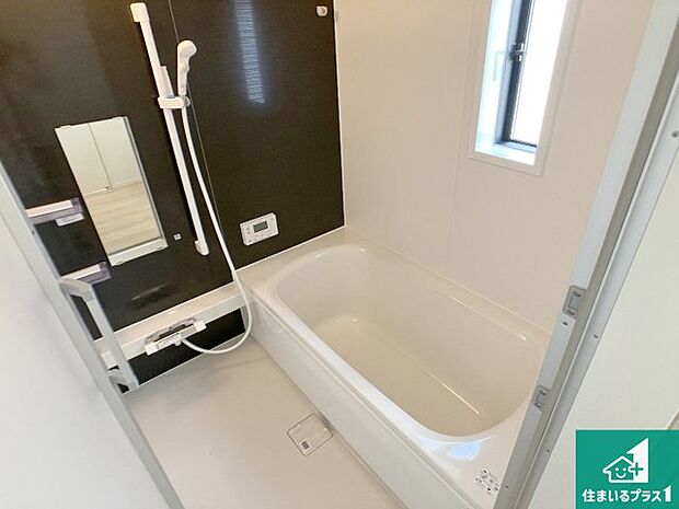 足をゆったり伸ばして寛げる浴槽です。窓が設けられていますので差し込む光が明るく穏やかな雰囲気にしてくれます♪浴室乾燥機も設置しているので、雨の日の洗濯物も安心です♪