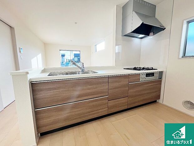 リビングと統一感があり、使い勝手のいいキッチン。広々としているので、二人並んで作業が出来ちゃいます。お子様と一緒に色々なお料理に挑戦できるスペースがあります。