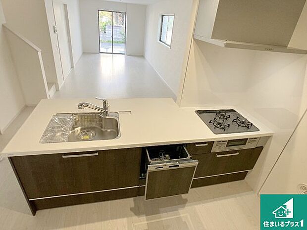 明るいリビングで朝の目覚めもスッキリできそう!対面キッチンでご家族のコミュニケーションも自然と増える設計!小さなお子様が遊ぶスペースを作っても広々とくつろげるLDK!