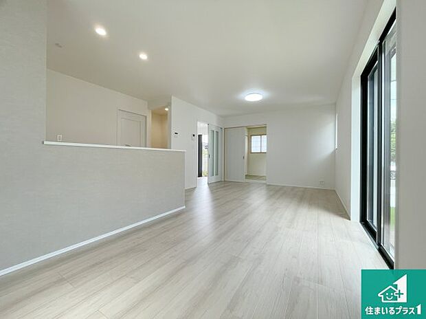 日当たり良好の明るいリビングで朝の目覚めもスッキリできそう！対面キッチンでご家族のコミュニケーションも自然と増える設計！小さなお子様が遊ぶスペースを作っても広々とくつろげるLDK！