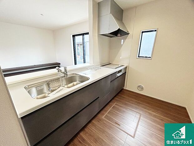 リビングと統一感があり、使い勝手のいいキッチン。広々としているので、二人並んで作業が出来ちゃいます。お子様と一緒に色々なお料理に挑戦できるスペースがあります。