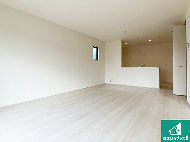 シンプルなリビングは、観葉植物等のインテリアを楽しめますね！パパ好みにも、ママ好みにも家具次第で雰囲気を変えることができます！