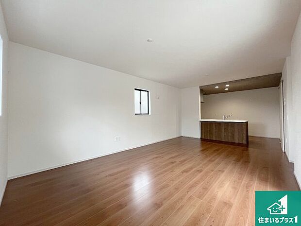 日当たり良好の明るいリビングで朝の目覚めもスッキリできそう！対面キッチンでご家族のコミュニケーションも自然と増える設計！小さなお子様が遊ぶスペースを作っても広々とくつろげるLDK！