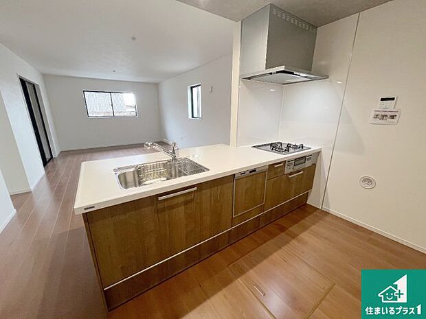 子供を見守りながらお料理が出来るため家族のコミュニケーションか増えます♪スペースが広く確保されている為お子様が大きくなったときは一緒に料理を楽しめます♪