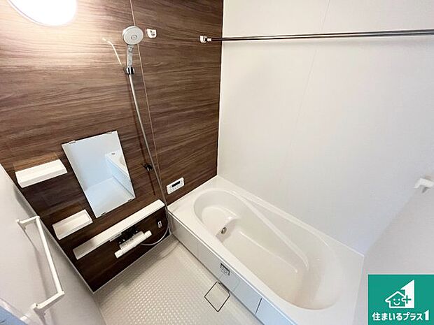 足をゆったり伸ばして寛げる浴槽です。窓が設けられていますので差し込む光が明るく穏やかな雰囲気にしてくれます♪浴室乾燥機も設置しているので、雨の日の洗濯物も安心です♪