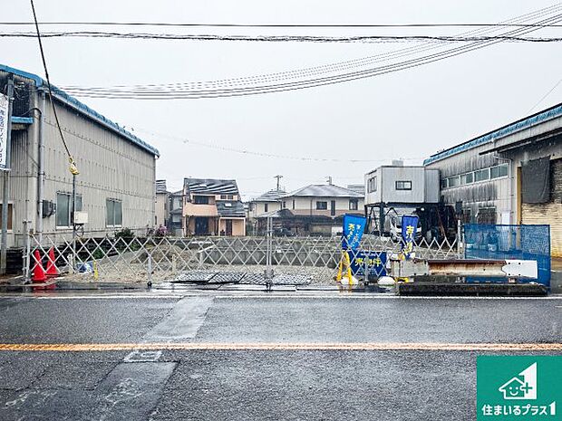 周辺は落ち着いた街並みの住宅地！子育てがしやすい住環境です！まだ未完成ですが、現地でしかわからない事もございます。是非一度ご覧ください。