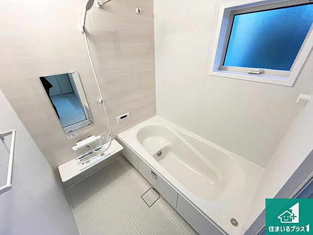 足をゆったり伸ばして寛げる浴槽です。窓が設けられていますので差し込む光が明るく穏やかな雰囲気にしてくれます♪浴室乾燥機も設置しているので、雨の日の洗濯物も安心です♪