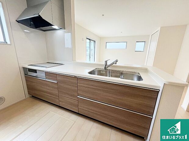 明るいリビングで朝の目覚めもスッキリできそう！対面キッチンでご家族のコミュニケーションも自然と増える設計！小さなお子様が遊ぶスペースを作っても広々とくつろげるLDK！