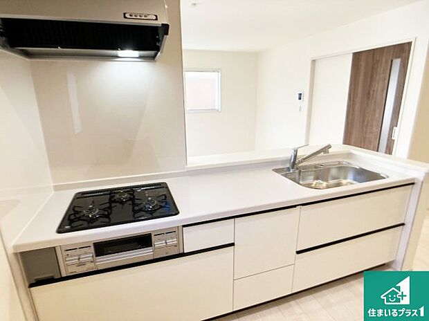 リビングと統一感があり、使い勝手のいいキッチン。広々としているので、二人並んで作業が出来ちゃいます。お子様と一緒に色々なお料理に挑戦できるスペースがあります。