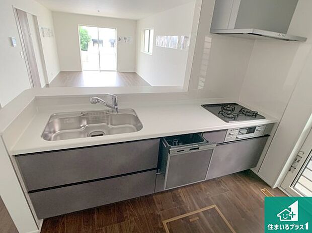 リビングと統一感があり、使い勝手のいいキッチン。広々としているので、二人並んで作業が出来ちゃいます。お子様と一緒に色々なお料理に挑戦できるスペースがあります。