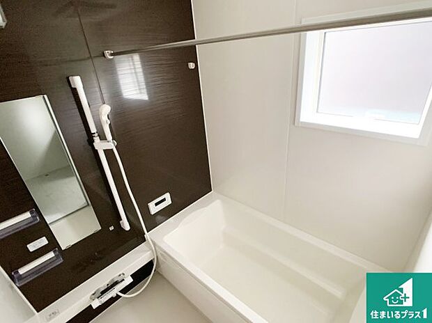 足をゆったり伸ばして寛げる浴槽です。窓が設けられていますので差し込む光が明るく穏やかな雰囲気にしてくれます♪浴室乾燥機も設置しているので、雨の日の洗濯物も安心です♪