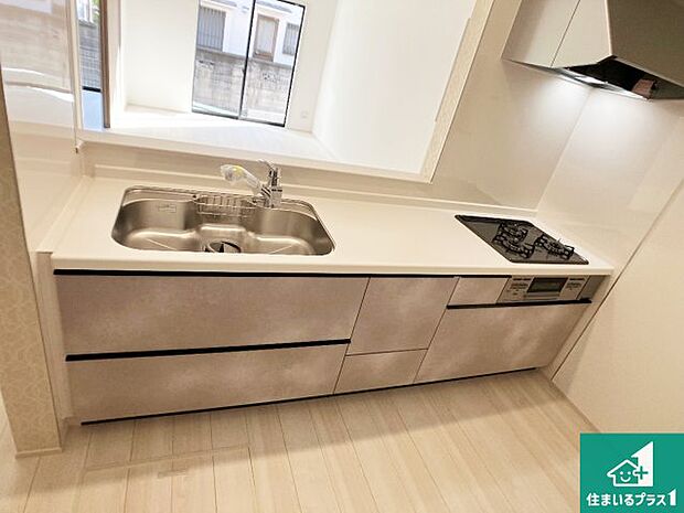 リビングと統一感があり、使い勝手のいいキッチン。広々としているので、二人並んで作業が出来ちゃいます。お子様と一緒に色々なお料理に挑戦できるスペースがあります。