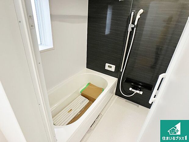 足をゆったり伸ばして寛げる浴槽です。窓が設けられていますので差し込む光が明るく穏やかな雰囲気にしてくれます♪浴室乾燥機も設置しているので、雨の日の洗濯物も安心です♪