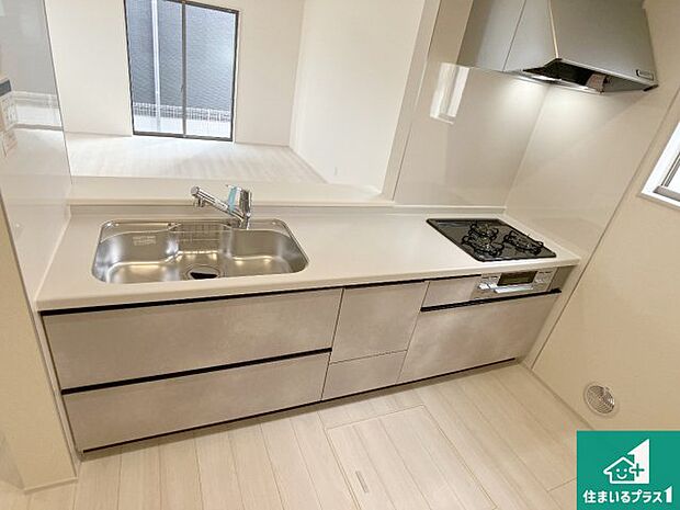 明るいリビングで朝の目覚めもスッキリできそう!対面キッチンでご家族のコミュニケーションも自然と増える設計!小さなお子様が遊ぶスペースを作っても広々とくつろげるLDK!