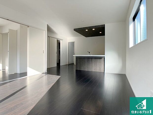 シンプルなリビングは、観葉植物等のインテリアを楽しめますね!パパ好みにも、ママ好みにも家具次第で雰囲気を変えることができます!