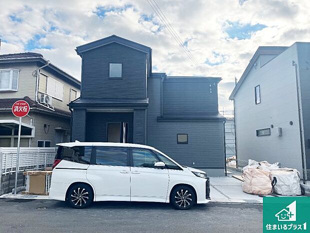 周辺は落ち着いた街並みの住宅地!子育てがしやすい住環境です!まだ未完成ですが、現地でしかわからない事もございます。是非一度ご覧ください。