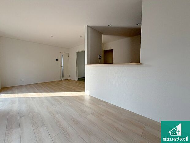 日当たり良好の明るいリビングで朝の目覚めもスッキリできそう!対面キッチンでご家族のコミュニケーションも自然と増える設計!小さなお子様が遊ぶスペースを作っても広々とくつろげるLDK!