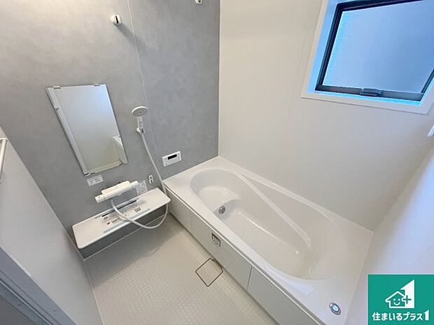 足をゆったり伸ばして寛げる浴槽です。窓が設けられていますので差し込む光が明るく穏やかな雰囲気にしてくれます♪浴室乾燥機も設置しているので、雨の日の洗濯物も安心です♪