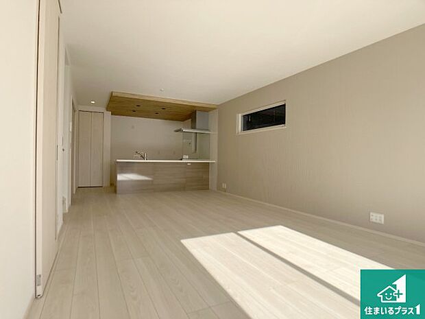 シンプルなリビングは、観葉植物等のインテリアを楽しめますね！パパ好みにも、ママ好みにも家具次第で雰囲気を変えることができます！