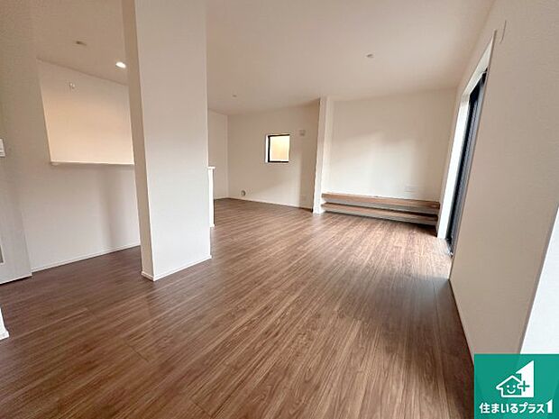 日当たり良好の明るいリビングで朝の目覚めもスッキリできそう!対面キッチンでご家族のコミュニケーションも自然と増える設計!小さなお子様が遊ぶスペースを作っても広々とくつろげるLDK!