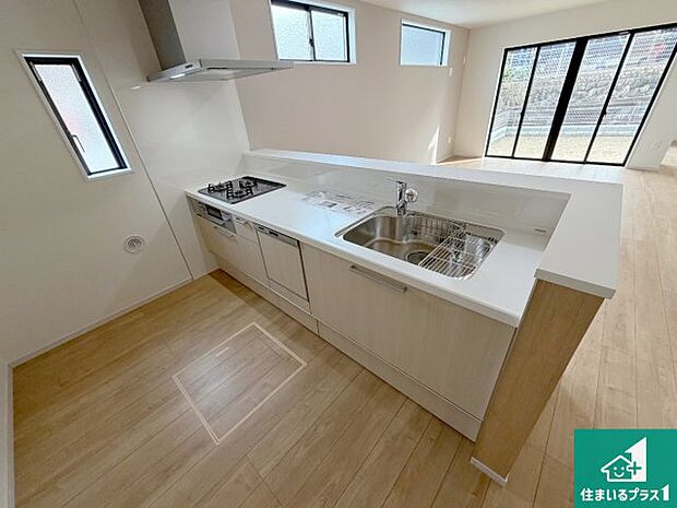 リビングと統一感があり、使い勝手のいいキッチン。広々としているので、二人並んで作業が出来ちゃいます。お子様と一緒に色々なお料理に挑戦できるスペースがあります。