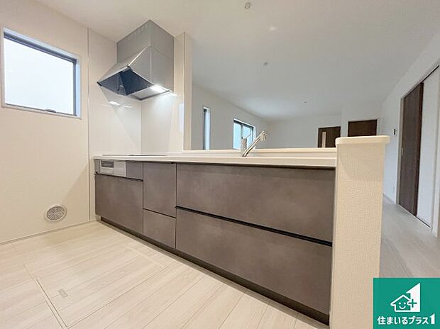 子供を見守りながらお料理が出来るため家族のコミュニケーションか増えます♪スペースが広く確保されている為お子様が大きくなったときは一緒に料理を楽しめます♪