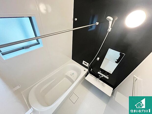 足をゆったり伸ばして寛げる浴槽です。窓が設けられていますので差し込む光が明るく穏やかな雰囲気にしてくれます♪浴室乾燥機も設置しているので、雨の日の洗濯物も安心です♪