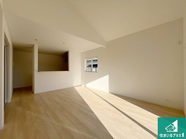 日当たり良好の明るいリビングで朝の目覚めもスッキリできそう!対面キッチンでご家族のコミュニケーションも自然と増える設計!小さなお子様が遊ぶスペースを作っても広々とくつろげるLDK!