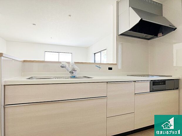 リビングと統一感があり、使い勝手のいいキッチン。広々としているので、二人並んで作業が出来ちゃいます。お子様と一緒に色々なお料理に挑戦できるスペースがあります。