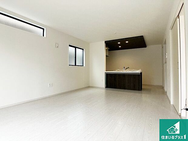 日当たり良好の明るいリビングで朝の目覚めもスッキリできそう!対面キッチンでご家族のコミュニケーションも自然と増える設計!小さなお子様が遊ぶスペースを作っても広々とくつろげるLDK!