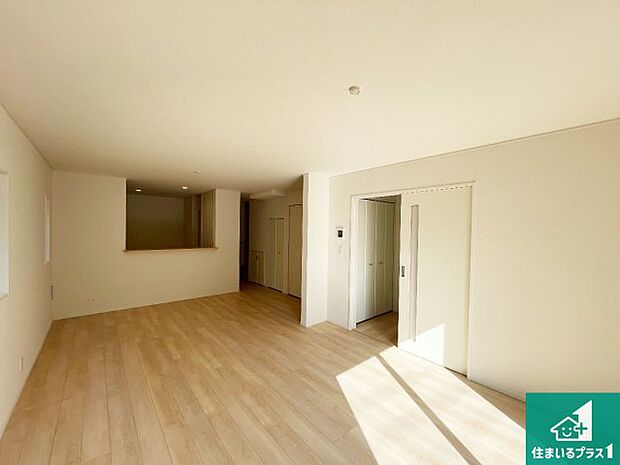 シンプルなリビングは、観葉植物等のインテリアを楽しめますね!パパ好みにも、ママ好みにも家具次第で雰囲気を変えることができます!