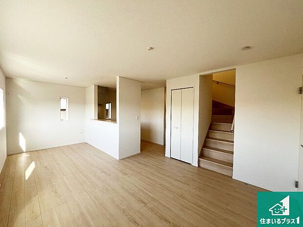 日当たり良好の明るいリビングで朝の目覚めもスッキリできそう!対面キッチンでご家族のコミュニケーションも自然と増える設計!小さなお子様が遊ぶスペースを作っても広々とくつろげるLDK!