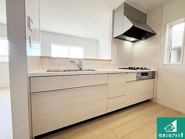 明るいリビングで朝の目覚めもスッキリできそう!対面キッチンでご家族のコミュニケーションも自然と増える設計!小さなお子様が遊ぶスペースを作っても広々とくつろげるLDK!