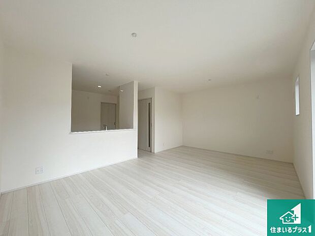 シンプルなリビングは、観葉植物等のインテリアを楽しめますね!パパ好みにも、ママ好みにも家具次第で雰囲気を変えることができます!