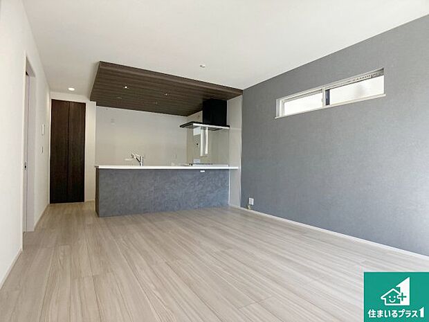 日当たり良好の明るいリビングで朝の目覚めもスッキリできそう!対面キッチンでご家族のコミュニケーションも自然と増える設計!小さなお子様が遊ぶスペースを作っても広々とくつろげるLDK!