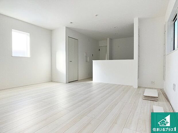 シンプルなリビングは、観葉植物等のインテリアを楽しめますね!パパ好みにも、ママ好みにも家具次第で雰囲気を変えることができます!