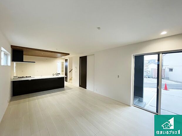 シンプルなリビングは、観葉植物等のインテリアを楽しめますね!パパ好みにも、ママ好みにも家具次第で雰囲気を変えることができます!