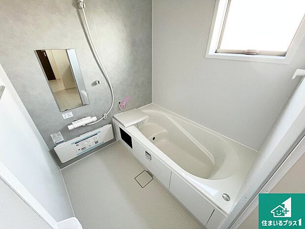 足をゆったり伸ばして寛げる浴槽です。窓が設けられていますので差し込む光が明るく穏やかな雰囲気にしてくれます♪浴室乾燥機も設置しているので、雨の日の洗濯物も安心です♪