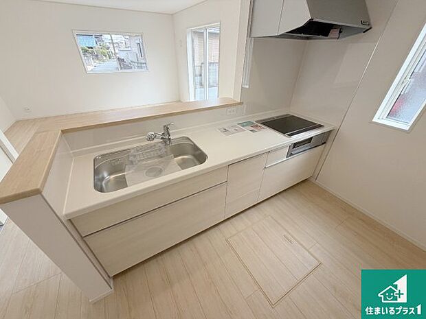 リビングと統一感があり、使い勝手のいいキッチン。広々としているので、二人並んで作業が出来ちゃいます。お子様と一緒に色々なお料理に挑戦できるスペースがあります。