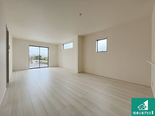 明るいリビングで朝の目覚めもスッキリできそう！対面キッチンでご家族のコミュニケーションも自然と増える設計！小さなお子様が遊ぶスペースを作っても広々とくつろげるLDK！