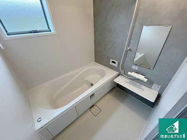 足をゆったり伸ばして寛げる浴槽です。窓が設けられていますので差し込む光が明るく穏やかな雰囲気にしてくれます♪浴室乾燥機も設置しているので、雨の日の洗濯物も安心です♪