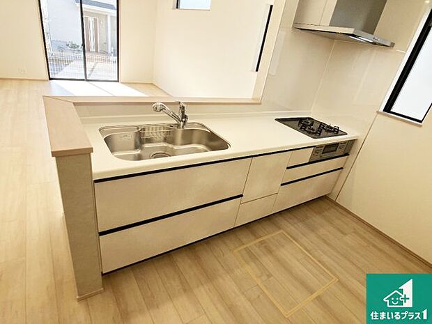 リビングと統一感があり、使い勝手のいいキッチン。広々としているので、二人並んで作業が出来ちゃいます。お子様と一緒に色々なお料理に挑戦できるスペースがあります。