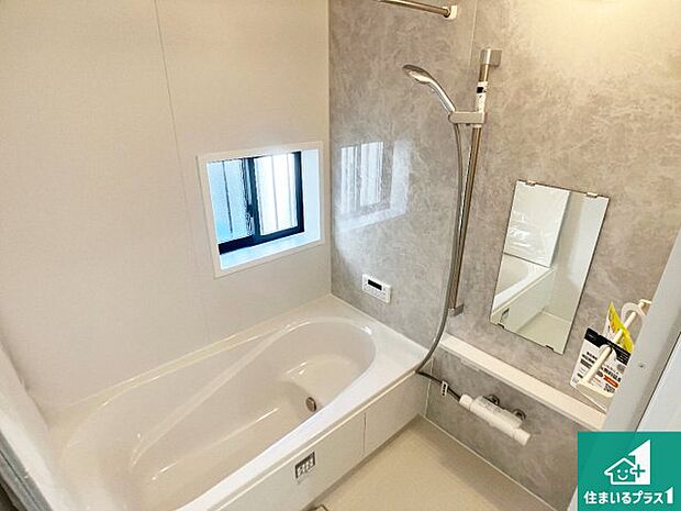 足をゆったり伸ばして寛げる浴槽です。窓が設けられていますので差し込む光が明るく穏やかな雰囲気にしてくれます♪浴室乾燥機も設置しているので、雨の日の洗濯物も安心です♪