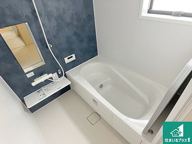 足をゆったり伸ばして寛げる浴槽です。窓が設けられていますので差し込む光が明るく穏やかな雰囲気にしてくれます♪浴室乾燥機も設置しているので、雨の日の洗濯物も安心です♪