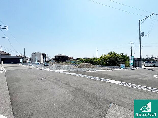 周辺は落ち着いた街並みの住宅地！子育てがしやすい住環境です！まだ未完成ですが、現地でしかわからない事もございます。是非一度ご覧ください。