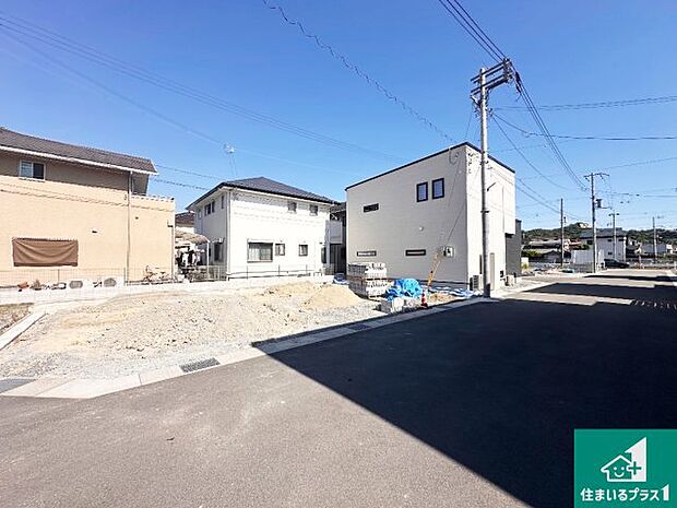 周辺は閑静な住宅街！前面道路広々で車の出し入れも便利です。駐車が苦手な方でも安心して車庫入れできます！