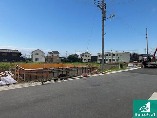 周辺は落ち着いた街並みの住宅地！子育てがしやすい住環境です！まだ未完成ですが、現地でしかわからない事もございます。是非一度ご覧ください。
