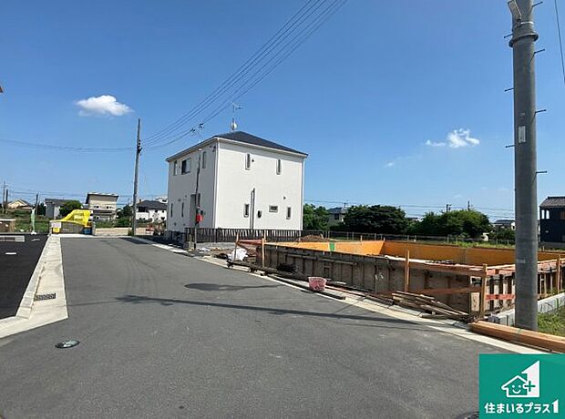 周辺は落ち着いた街並みの住宅地！子育てがしやすい住環境です！まだ未完成ですが、現地でしかわからない事もございます。是非一度ご覧ください。