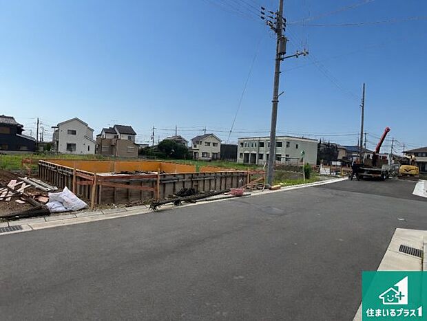 周辺は落ち着いた街並みの住宅地！子育てがしやすい住環境です！まだ未完成ですが、現地でしかわからない事もございます。是非一度ご覧ください。