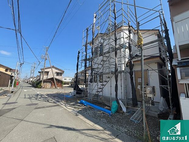 周辺は落ち着いた街並みの住宅地！子育てがしやすい住環境です！まだ未完成ですが、現地でしかわからない事もございます。是非一度ご覧ください。